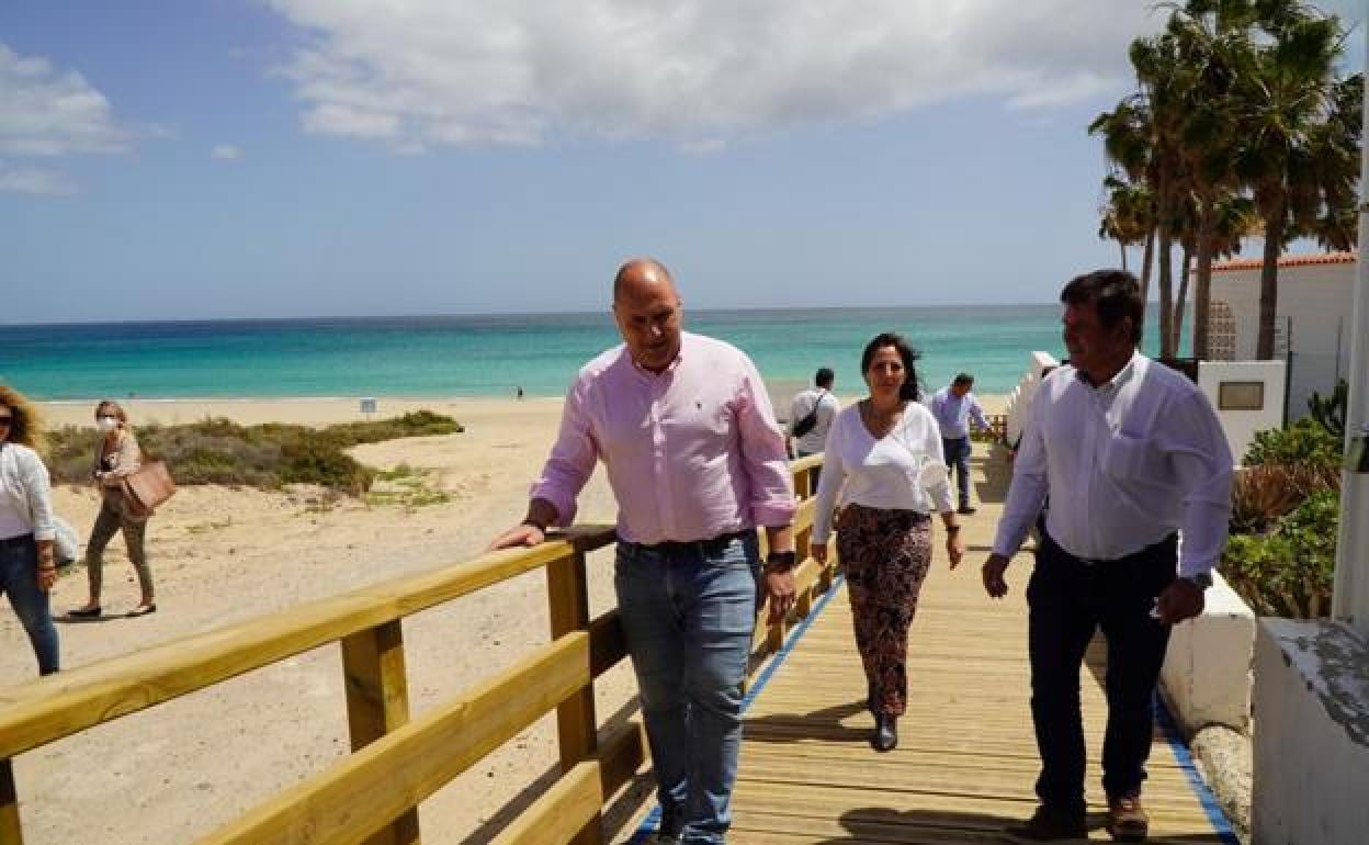 El presidente Sergio Lloret, Dunia Alvaro, concejala de Playas, y el alcalde de Pájara, Pedro Armas, en una de las nuevas rampas de acceso a la playa. 