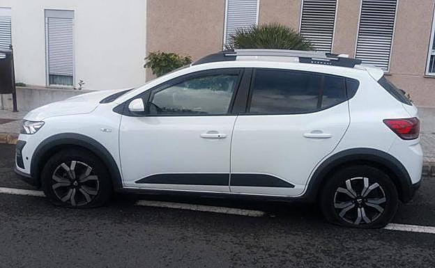 El coche de Sergio Javier amaneció con las cuatro ruedas pinchadas. 