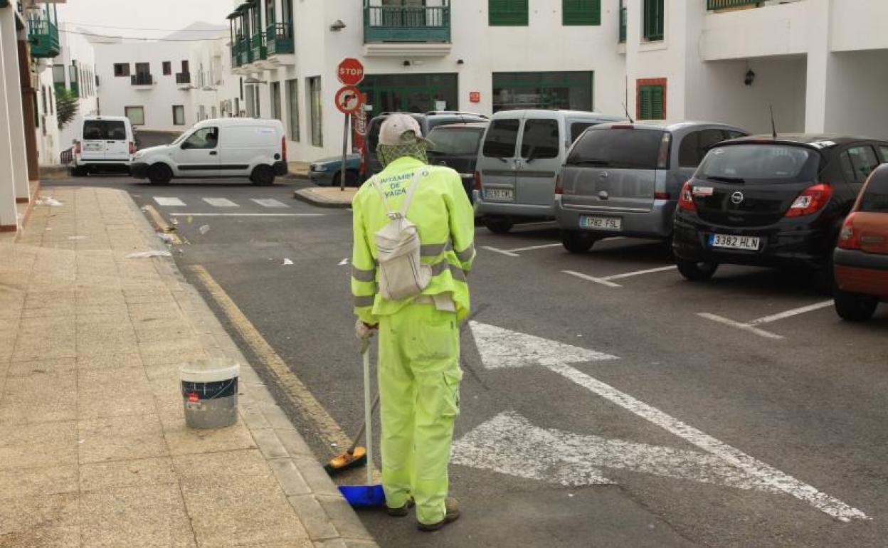 Limpieza en una calle de Playa Blanca. 