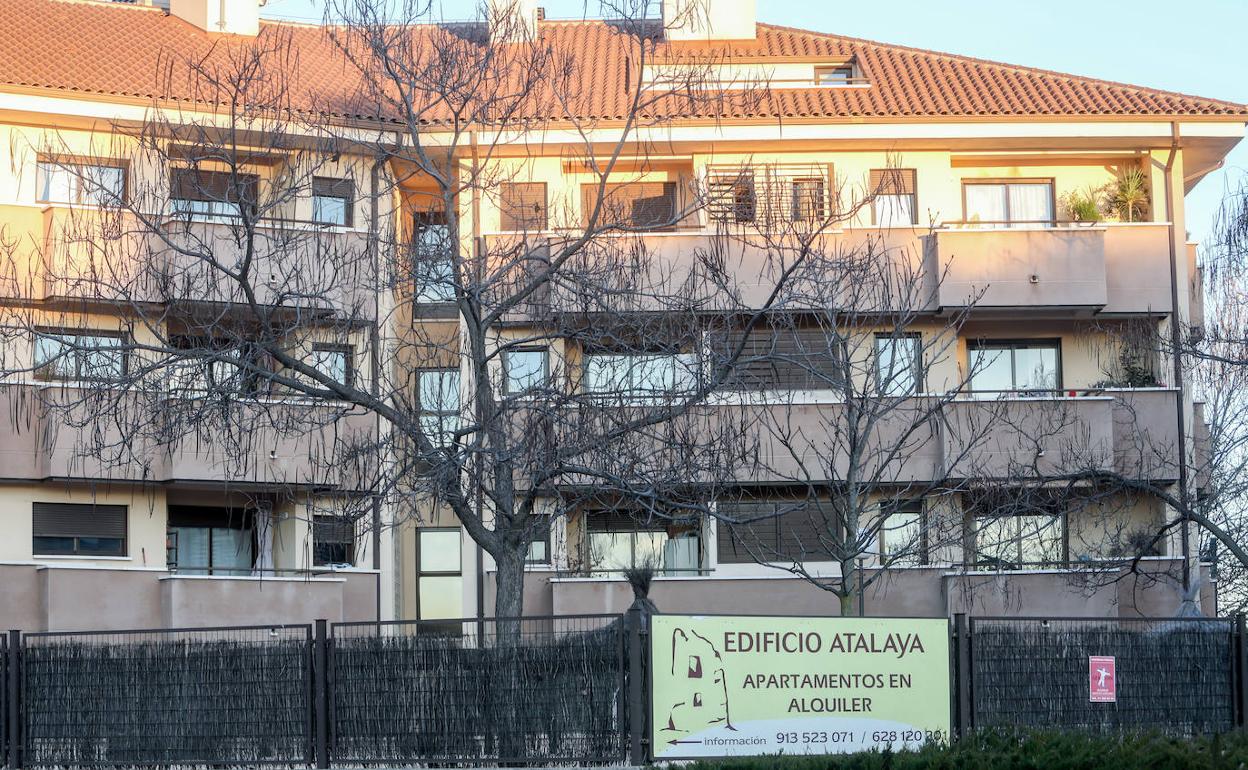 Un cartel de apartamentos en alquiler en Madrid. 