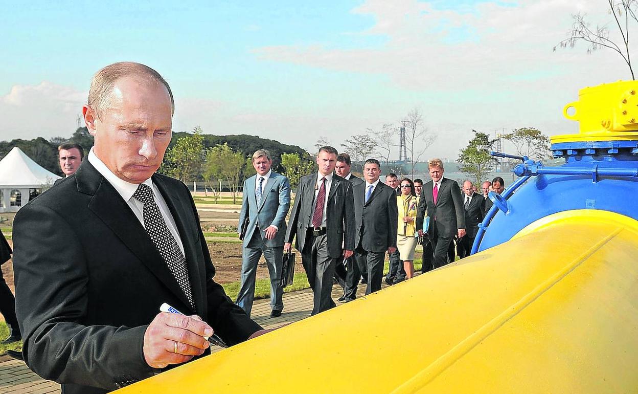 Vladimir Putin celebra con su firma la inauguración del gasoducto Sakhalin-Khabarovsk-Vladivostok.