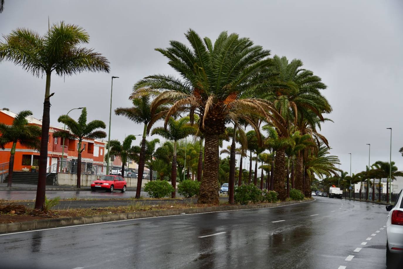 Imagen principal - El sureste de Gran Canaria recibe el mal tiempo con lluvia y viento