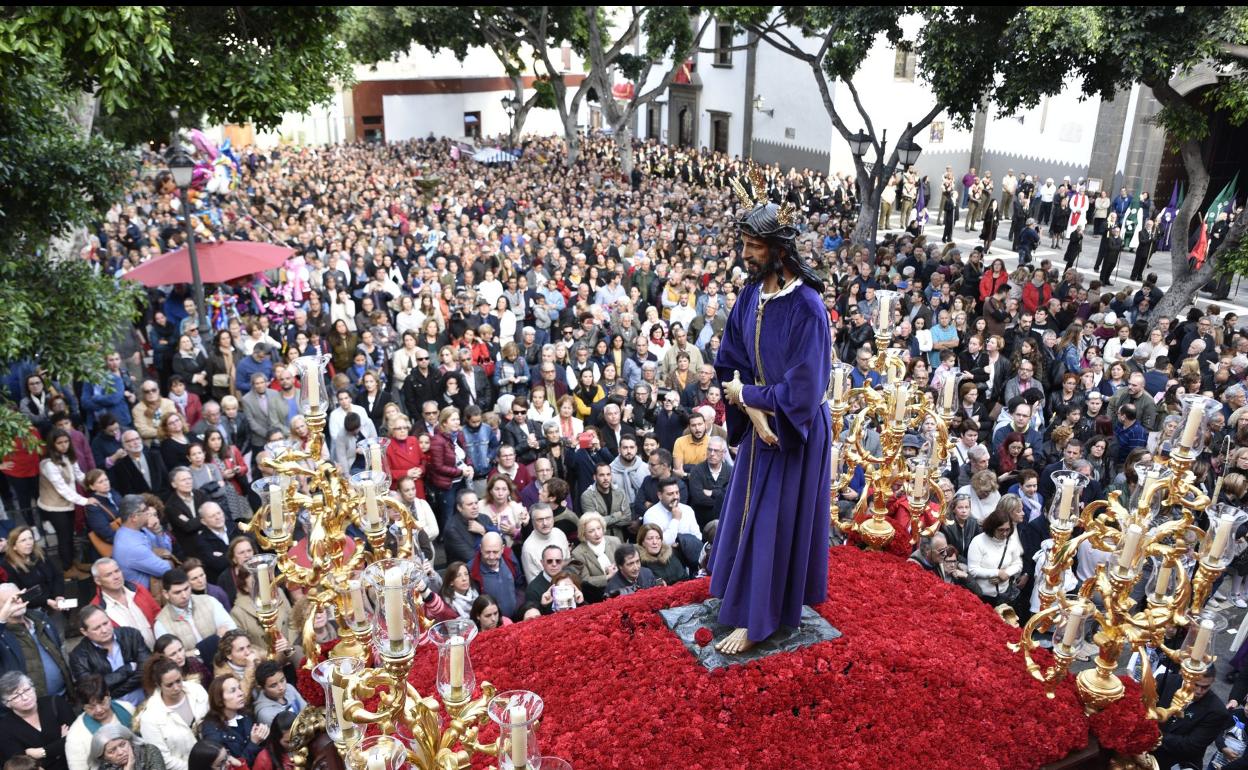 Imagen de archivo de la procesión de los Nazarenos de Vegueta por el casco antiguo capitalino. 