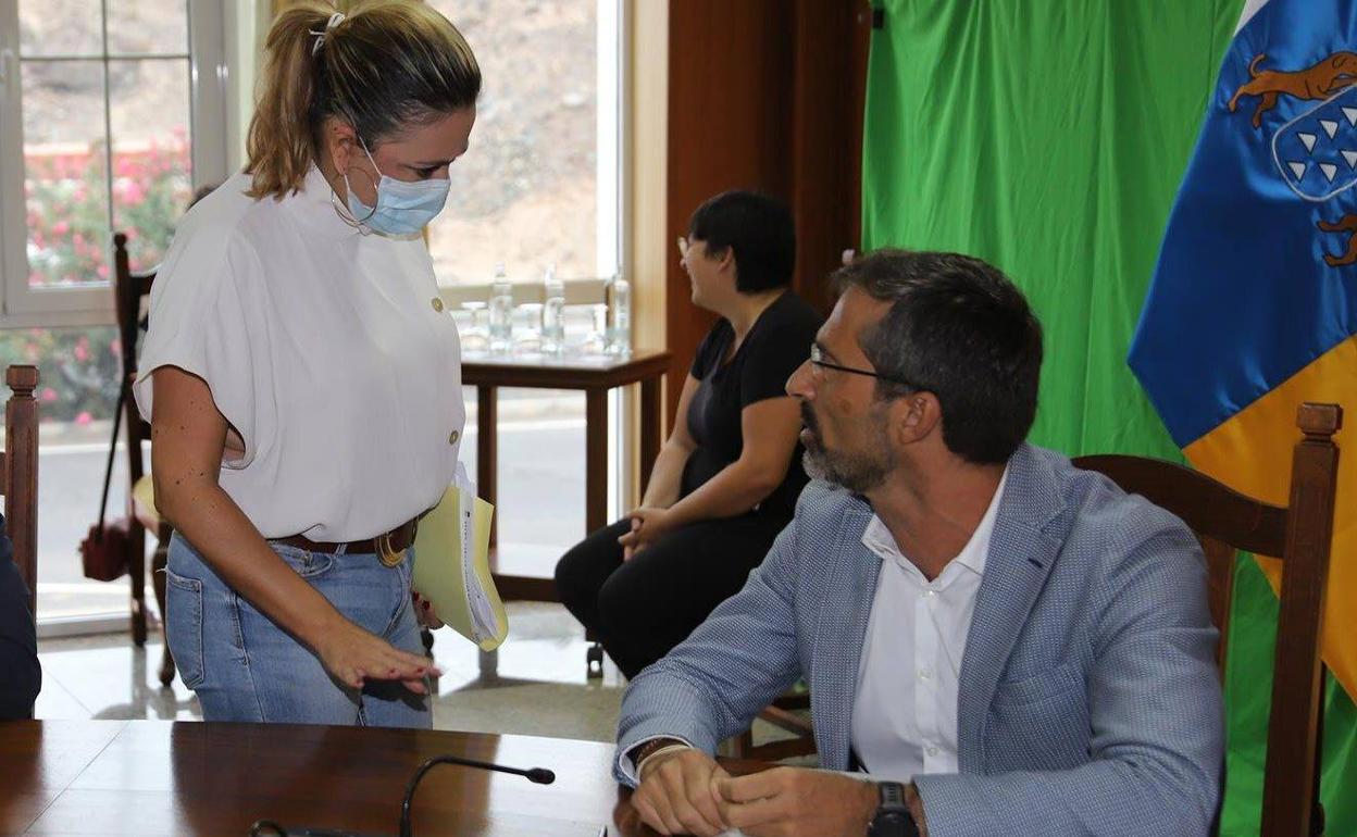 Imagen de archivo de Dolores Corujo (PSOE) y Pedro San Ginés (CC). 