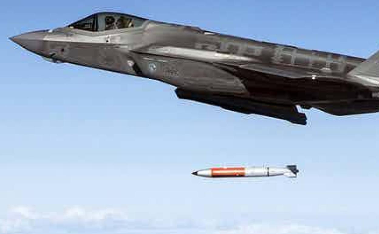 Un avión de la Fuerza Aérea de Estados Unidos realiza un lanzamiento de prueba de una bomba B61-12 en diciembre de 2021. Esa bomba puede alojar una cabeza nuclear para su uso en tiempos de guerra.