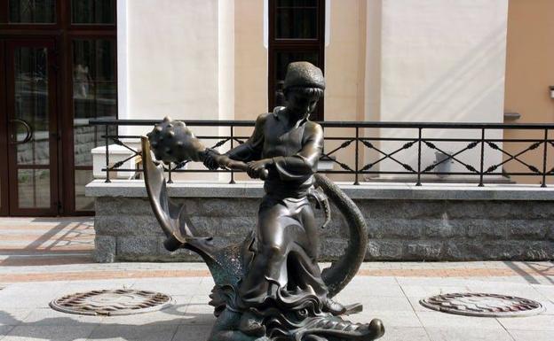 Una escultura en Kiev del personaje de cuento ucraniano Kotygoroshko derrotando al malvado dragón