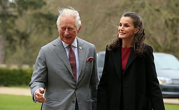 El príncipe Carlos de Ingalterra, junto a la reina Leticia. 