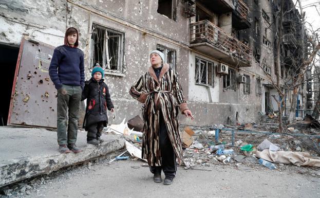 Olga Bykovets y sus hijos Ilya y Yegor abandonaron este martes por primera vez su refugio en un sótano para descubrir que su casa había quedado totalmente destruida. 