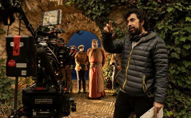 El director Paco Caballero en el rodaje de 'Reyes contra Santa'.
