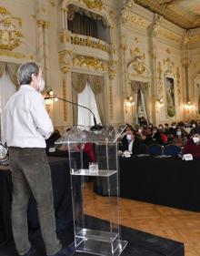 Imagen secundaria 2 - Pedro Simón en su intervención en la  XXI Jornadas Científicas de Vacunas y Salud Pública . 