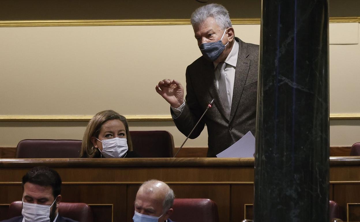 Los dos diputados nacionalistas canarios, Ana Oramas y Pedro Quevedo, en el Congreso ayer. 