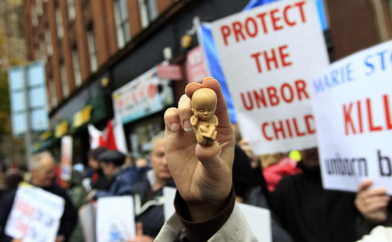 Protesta ante una clínica abortista en Irlanda del Norte. 