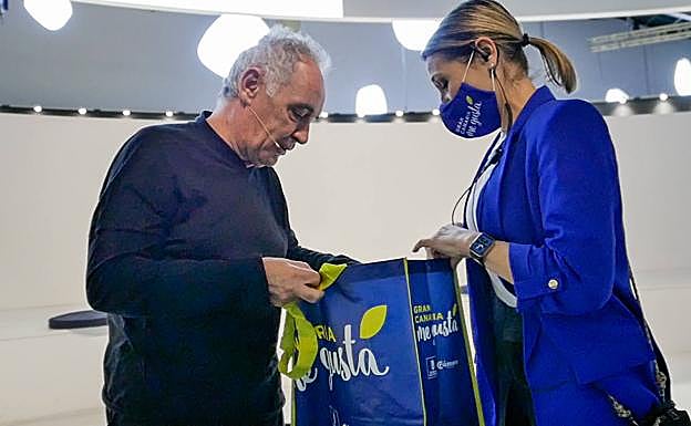 El chef Ferrán Adriá fue agasajado en Barcelona Alimentaria con una selección de productos de Gran Canaria. 