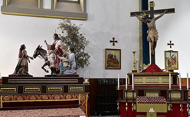 El paso del Señor en la Burrita junto al Cristo que procesiona el Viernes Santo. 