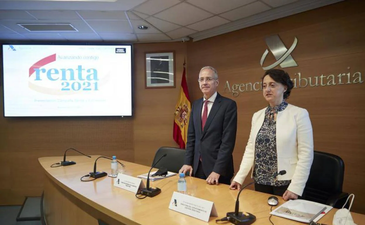 El director general de la Agencia Tributaria, Jesús Gascón, y la directora del departamento de Gestión, Rosa Prieto. 