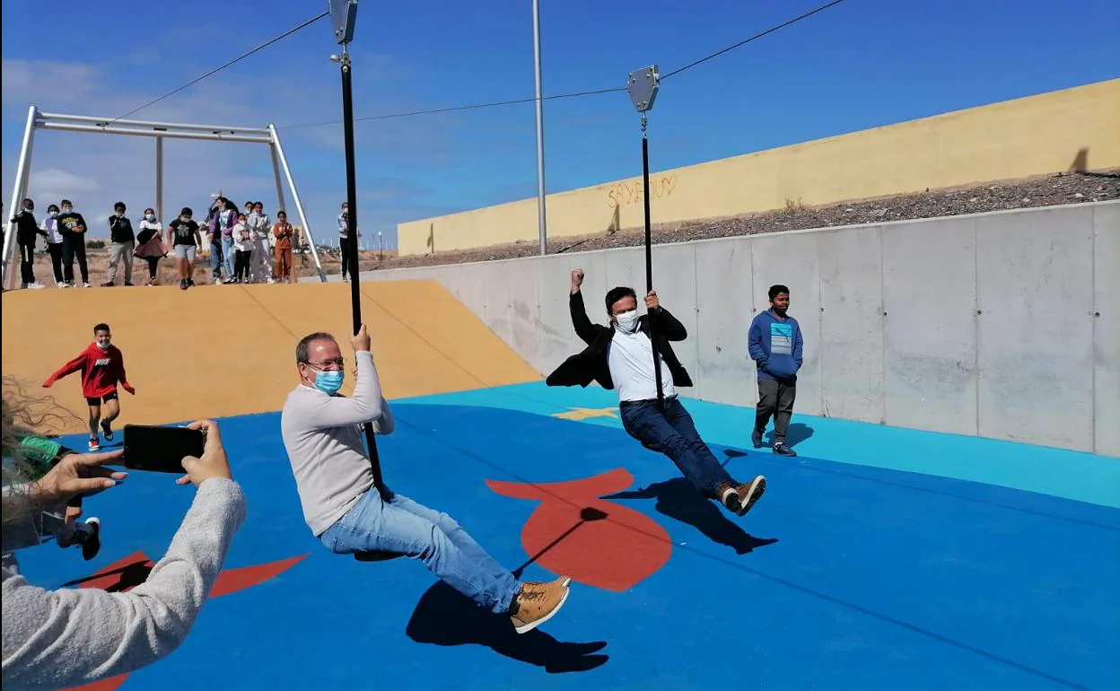 El alcalde Pedro Armas se tira por la tirolina, la principal atracción del nuevo parque infantil. 