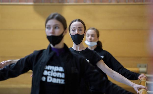 Las tres jóvenes, en un entrenamiento. 