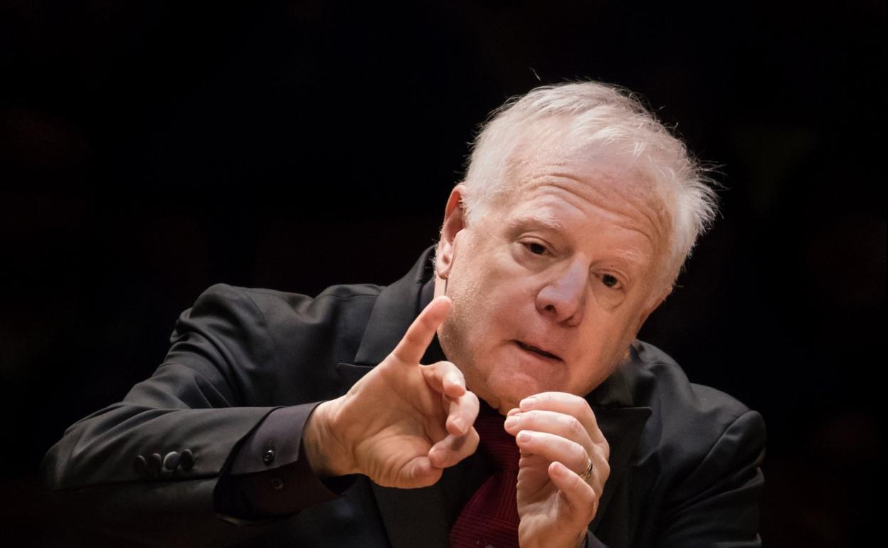 El director de orquesta norteamericano Leonard Slatkin. 