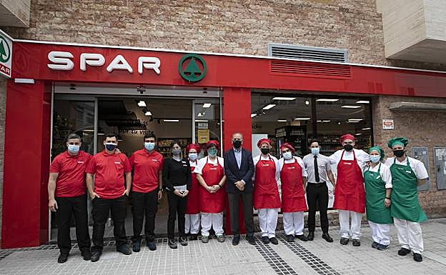 El equipo de SPAR Espartero durante la reapertura