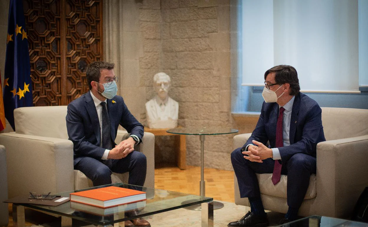 El presidente de la Generalitat, Pere Aragonès, durante una reunión con el líder del PSC, Salvador Illa.