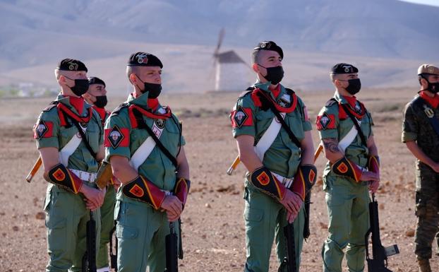 Escuadra de gastadores de la brigada Almogávares VI de Paracaidistas, con el molino de Tefía al fondo. 