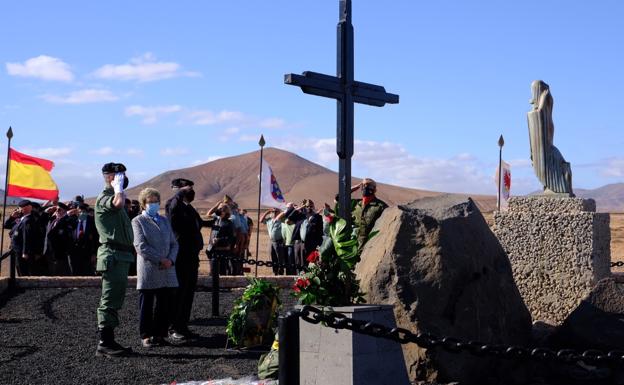 Carmen Lozano, viuda de uno de los dos sargentos fallecidos, acudió por primera vez al homenaje que, en el mismo llano de Tefía donde murieron, desde 1973 el Ejército de Tierra tributa a los trece paracaidistas siniestrados. 