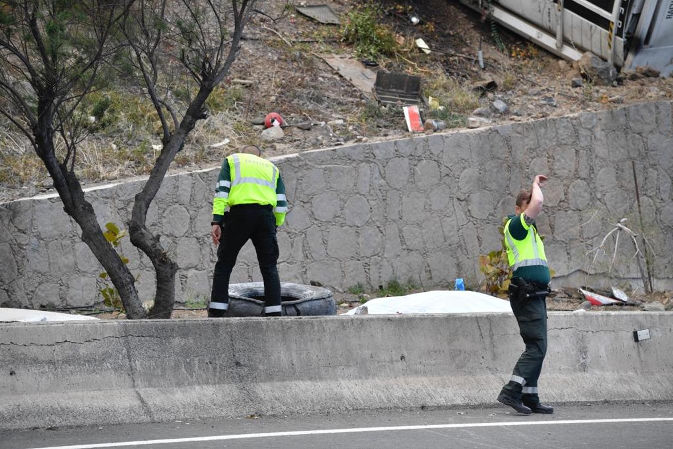Fotos: Fallece el conductor de un camión tras un aparatoso vuelco en La Laja