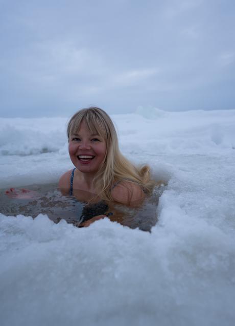 Imagen - Elina posa feliz tras más de 25 años sumergiéndose en hielo.