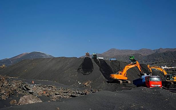Afectados por el volcán de La Palma reciben las primeras viviendas de madera