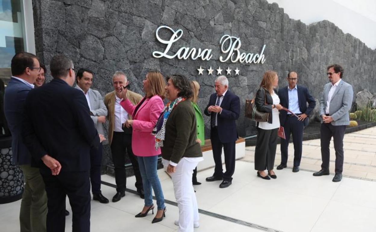 Ángel Víctor Torres y María Dolores Corujo, con representantes empresariales en Puerto del Carmen. 