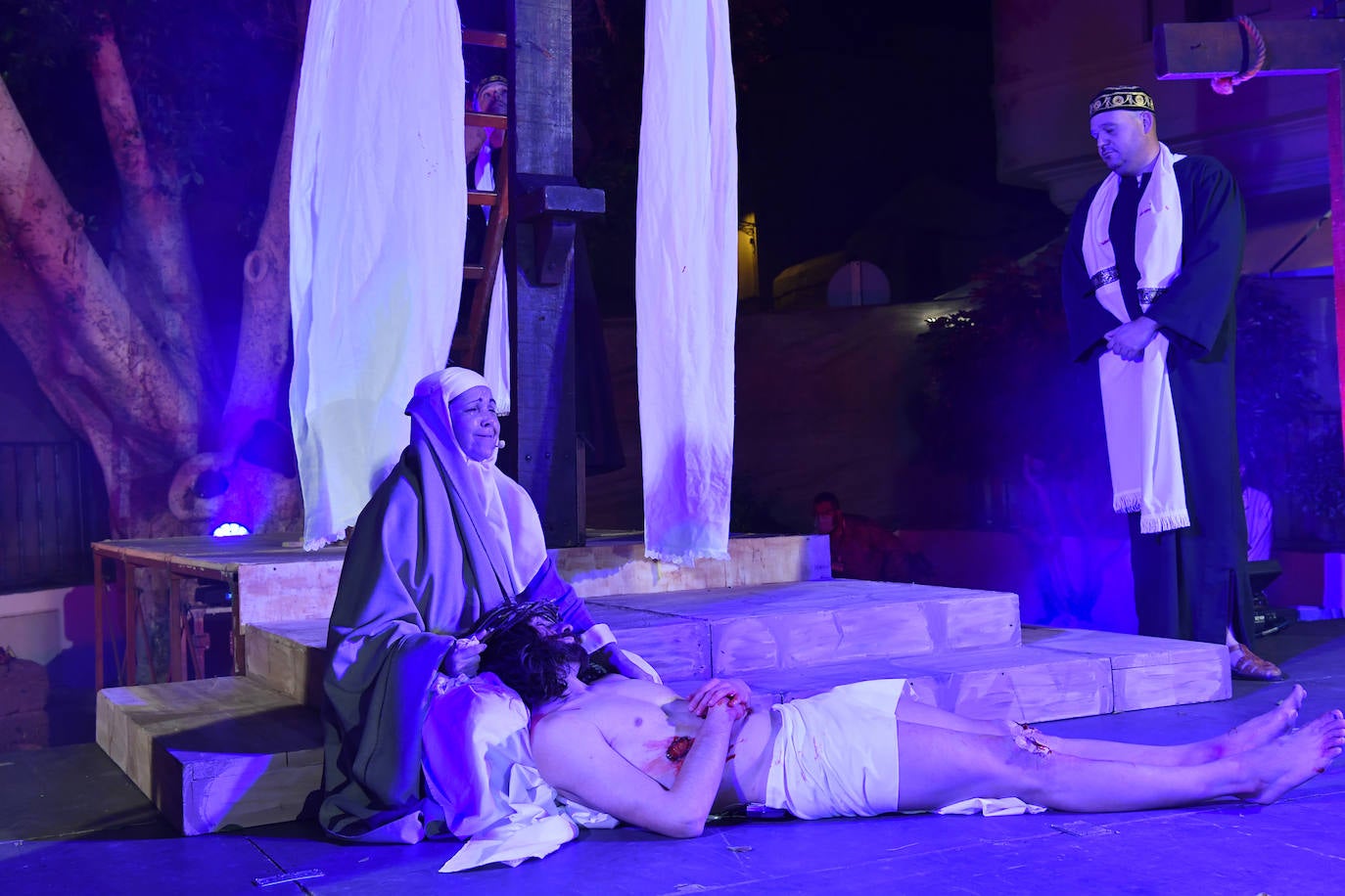 María (Natalia Ojeda) llora a su hijo Jesús (Raúl Torres), en la famosa escenificación de la Piedad. 