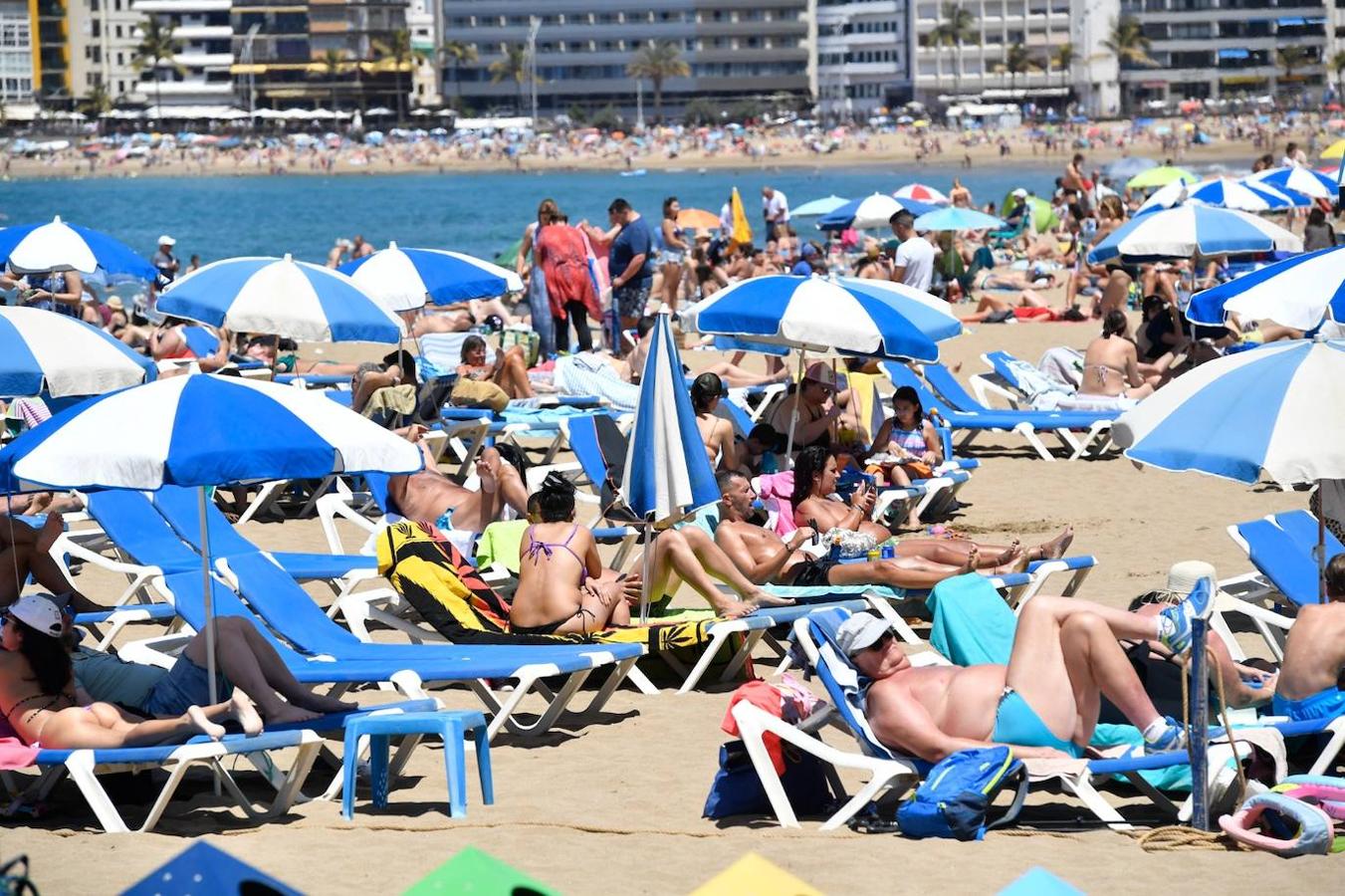 Fotos: El sol radiante llena Las Canteras