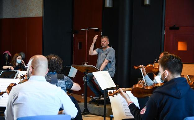 Michael Gieler, ayer, durante un ensayo de 'Dido y Eneas' con la orquesta del International Bach Festival, en el Auditorio Alfredo Kraus. 