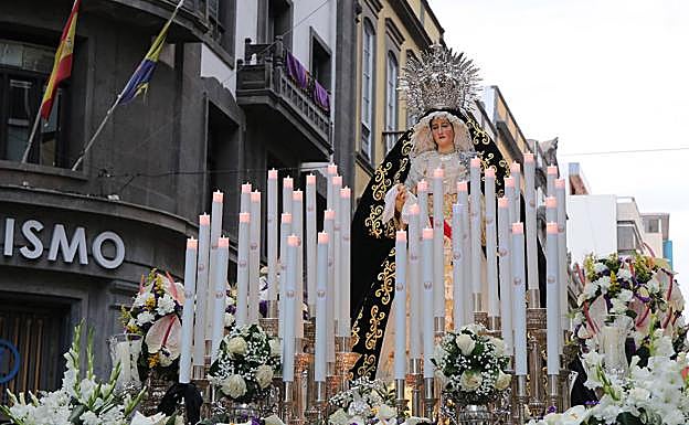 Imagen principal - Arriba, la procesión de 2019. Sobre estas líneas, Ramón Fernández-Caro (izquierda) y José Luis Rivero. 