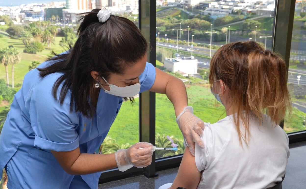 Imagen de archivo de na sanitaria vacunando a una mujer en el Negrín. 
