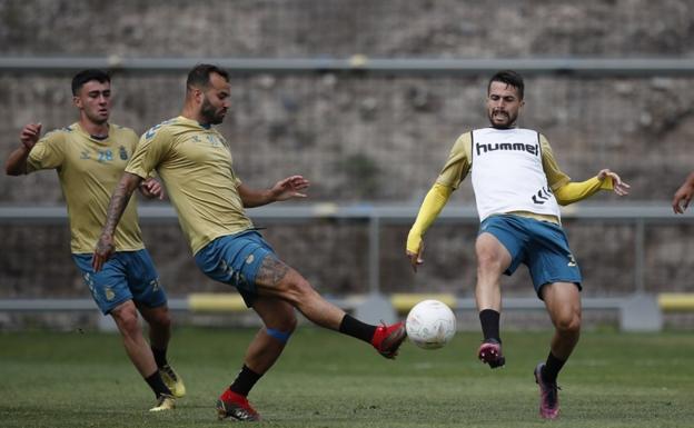 Jesé Rodríguez disputa un balón con su compañero Kirian, ayer durante la sesión de entrenamiento en Barranco Seco. 