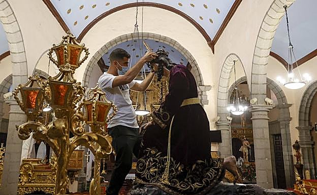 Imagen principal - Preparativos de la imágenes este martes en Santo Domingo.