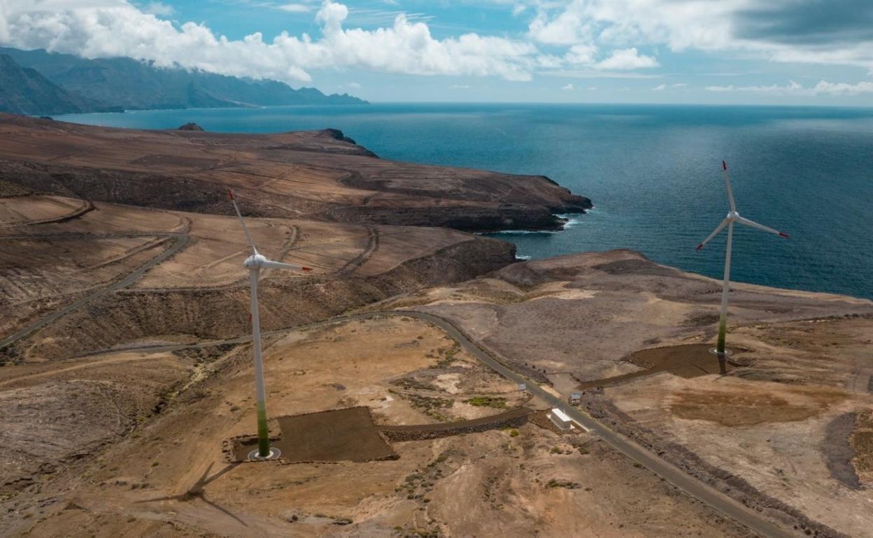 Vista del parque eólico de Botija, compuesto por dos aerogeneradores, propiedad del Consistorio de Gáldar. 