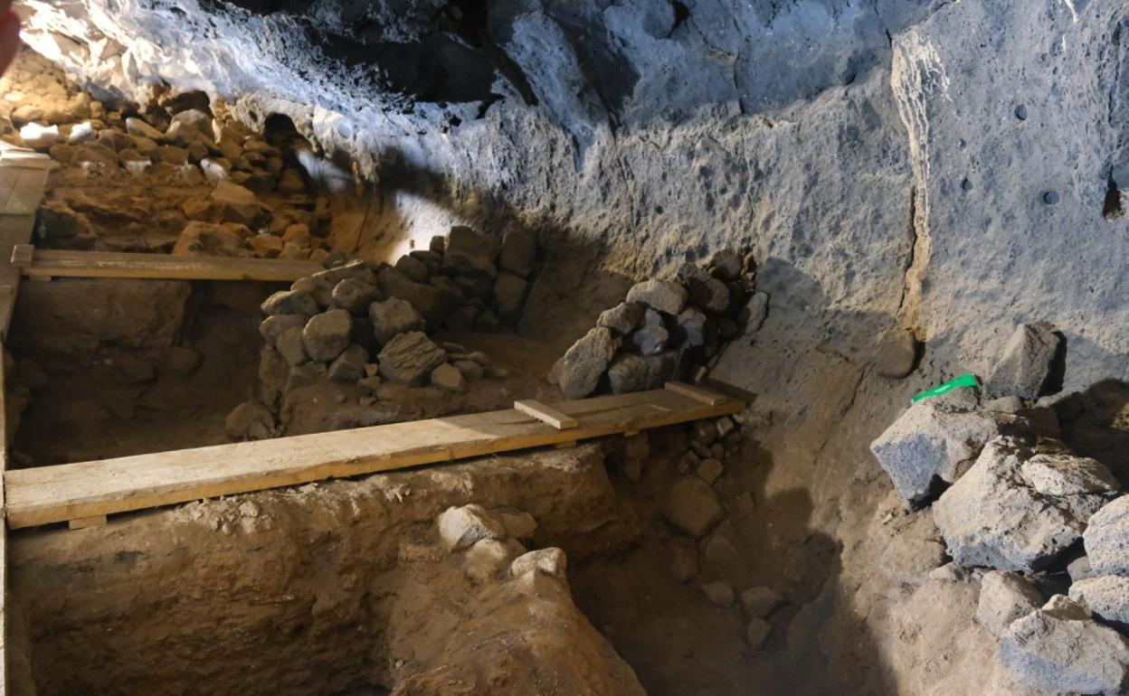 La adulta y la niña fueron depositadas en este lado de la cueva entre los siglos XII y XIII, cuando se había dejado de usar para vivir. 