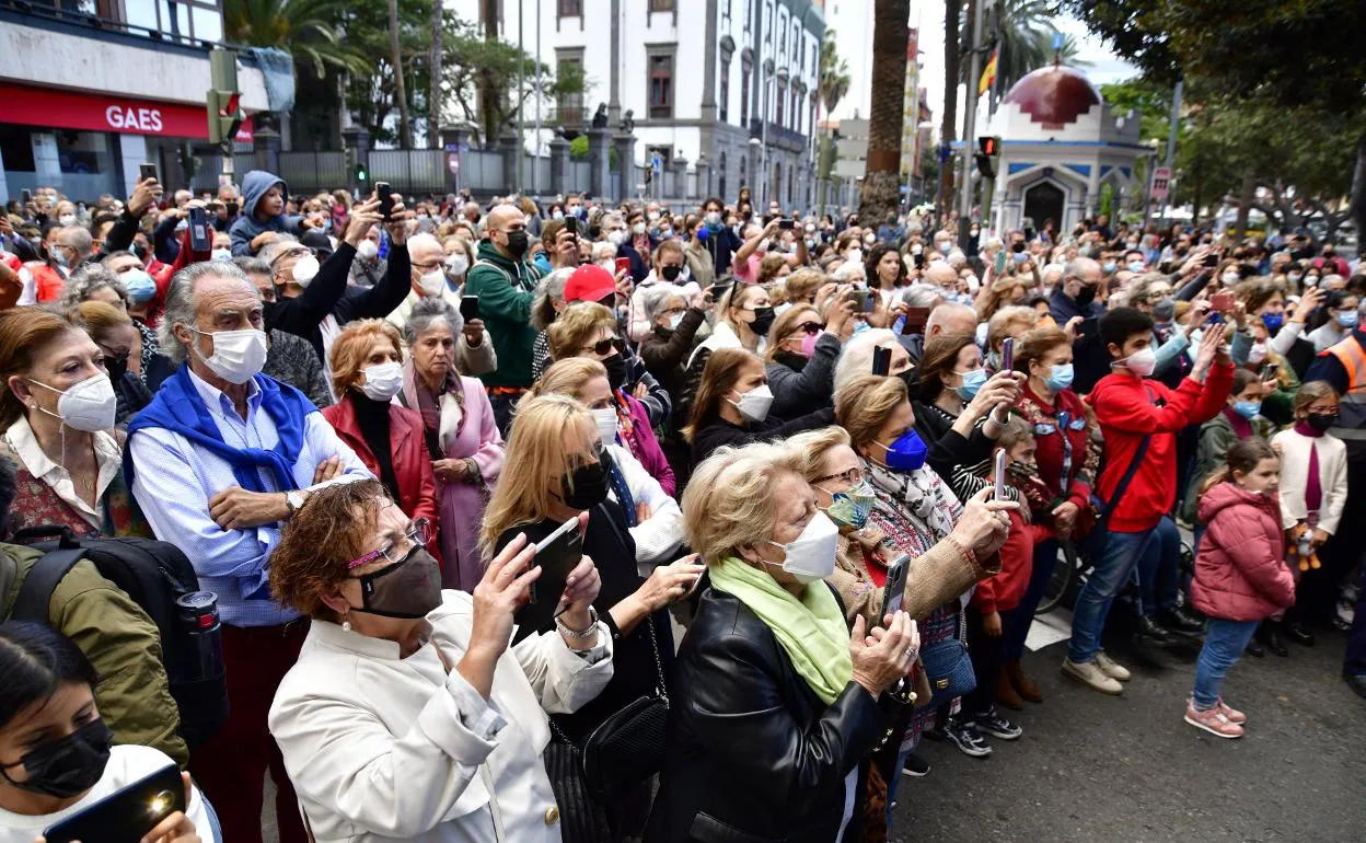 Aglomeración de personas por el paso de una procesión el pasado martes en la capital grancanaria. 