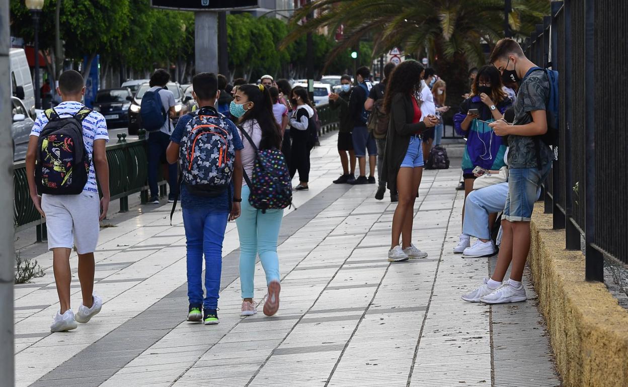 Jóvenes en las inmediaciones de los institutos de la calle Tomás Morales. 