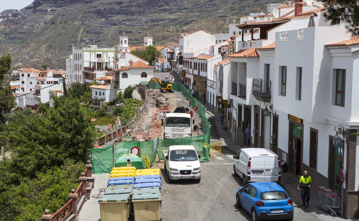 Vista de los trabajos de urbanización tras el trasplante de los árboles. 