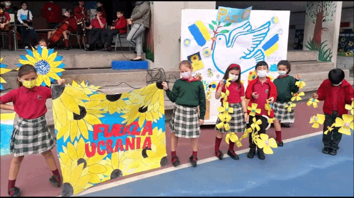 Los alumnos del colegio Loyola reivindicaron la paz mundial en un acto multitudinario. 