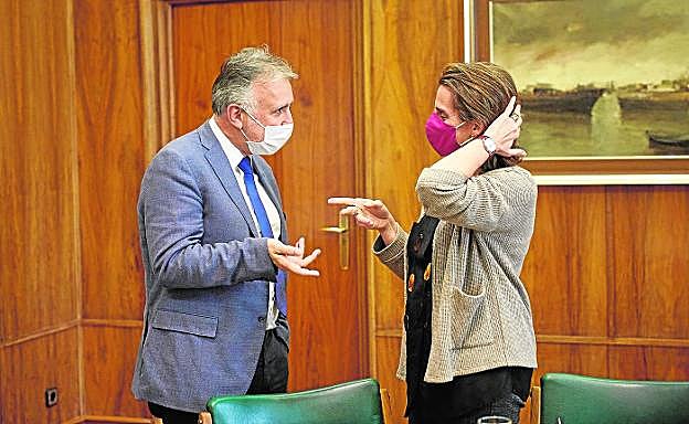 El presidente Torres y la ministra de Transición Ecológica, Teresa Ribera. 