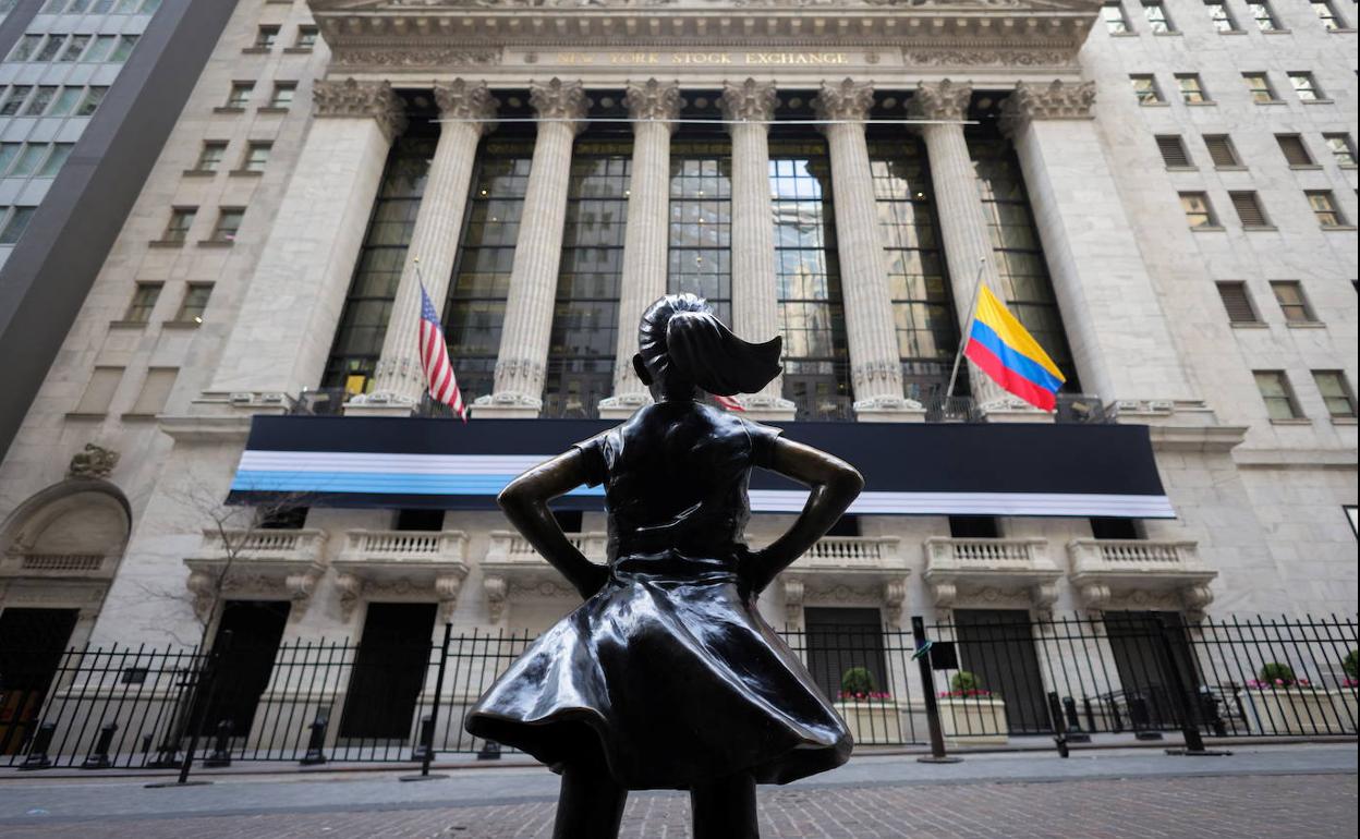 'Fearless Girl', obra de la escultora Kristen Visbal, ante la Bolsa de Nueva York. Andrew Kelly.