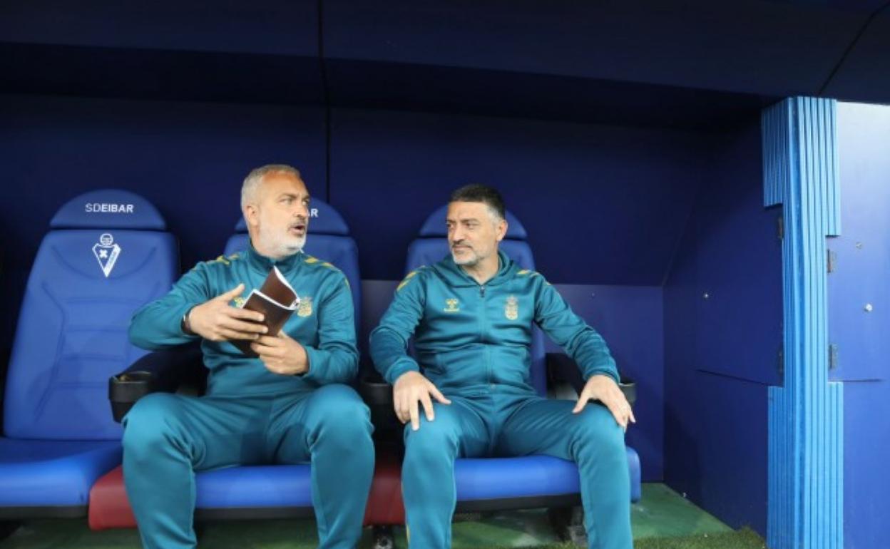 Álex García (izquierda), segundo entrenador, junto a García Pimienta, en el banquillo de Ipurúa. 