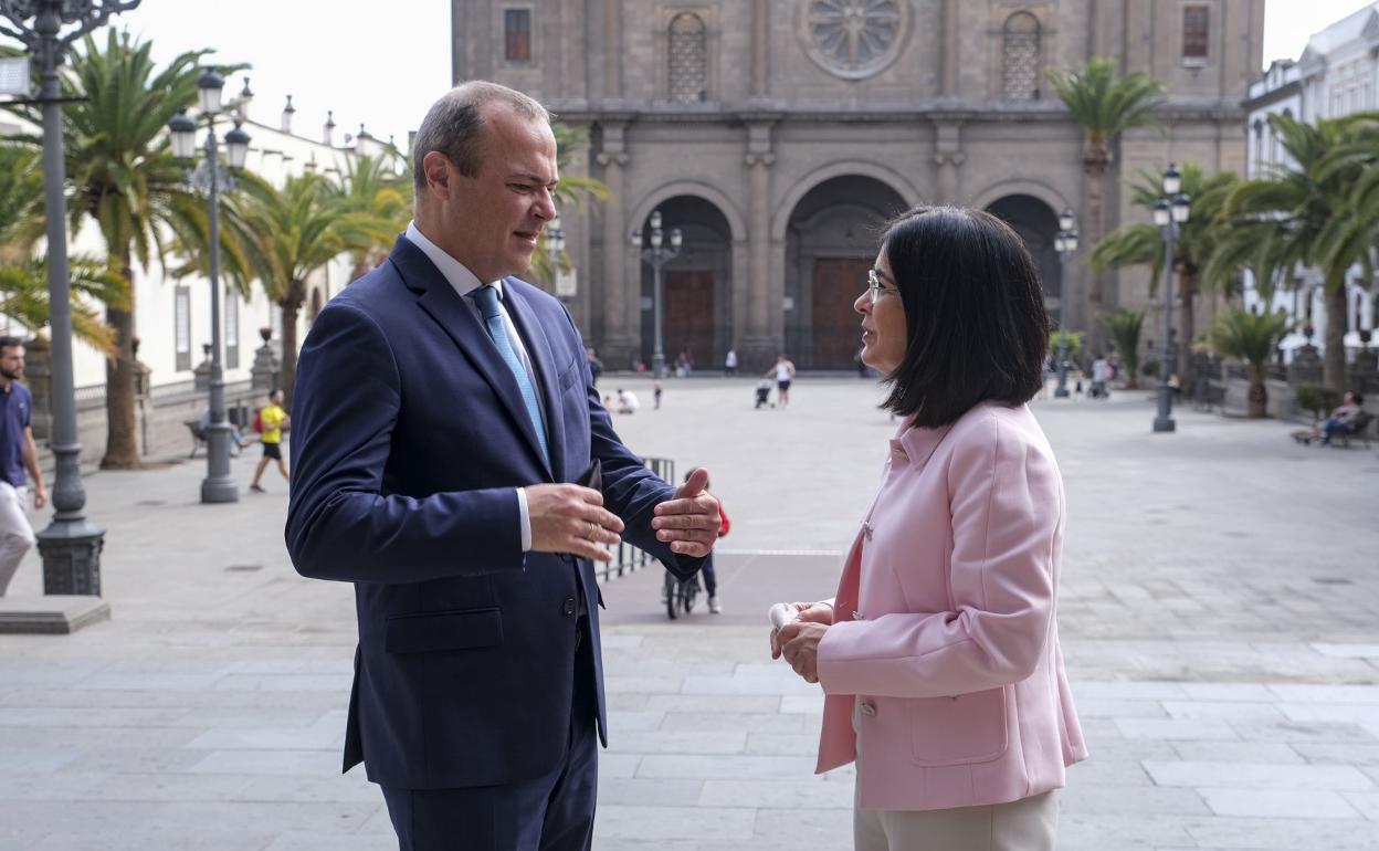 La ministra Carolina Darias en las puertas de las Casas Consistoriales con el alcade de la capital grancanaria, Augusto Hidalgo. 