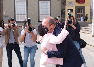 Imagen secundaria 1 - Carolina Darias y Augusto Hidalgo en el acto de adhesión de hoy. 