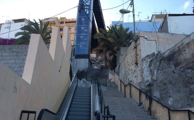 Escalera y ascensor en San José. 