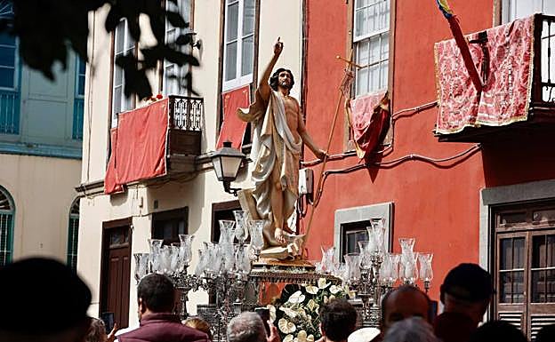 Imagen principal - La Semana Santa capitalina estrena procesión en su despedida